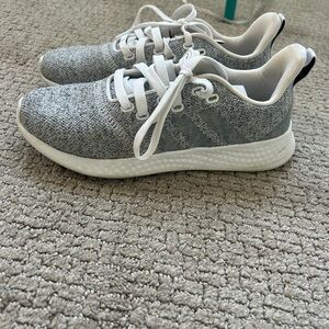 Women’s tennis shoes